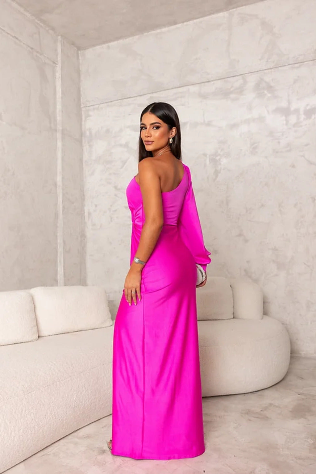 Women's midi dress with defined waist and sleeveless design
