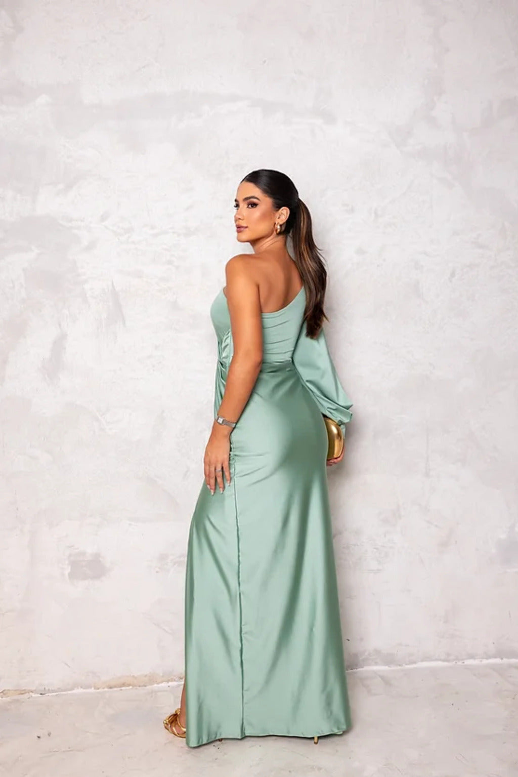 Women's midi dress with defined waist and sleeveless design