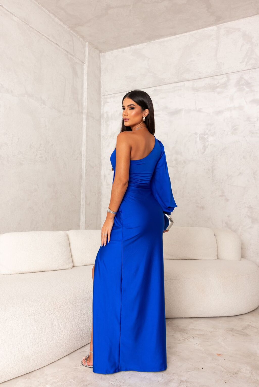 Women's midi dress with defined waist and sleeveless design