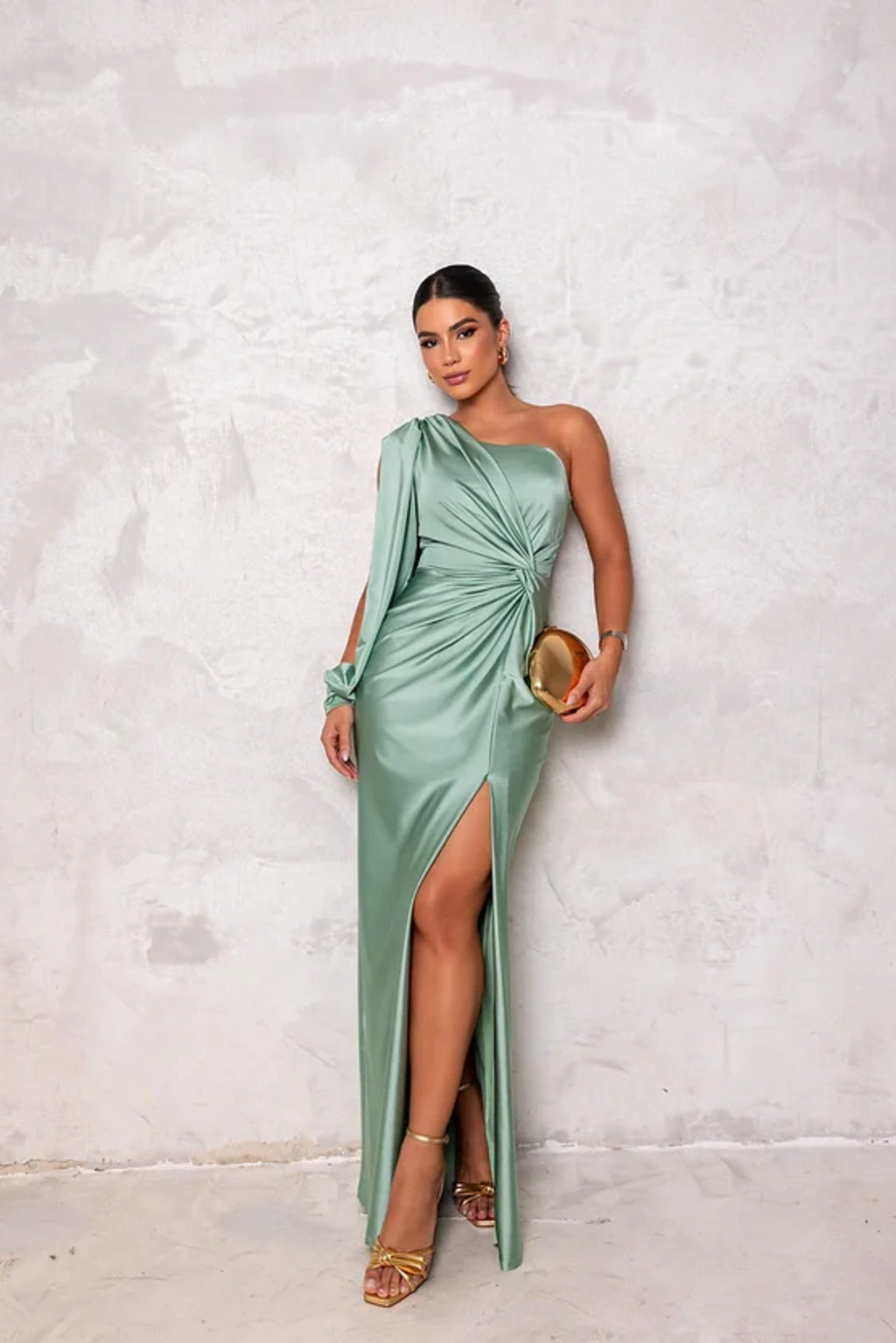 Women's midi dress with defined waist and sleeveless design