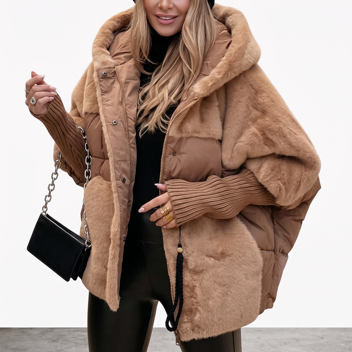 Manteau à capuche en fausse fourrure et empiècements matelassés pour femme