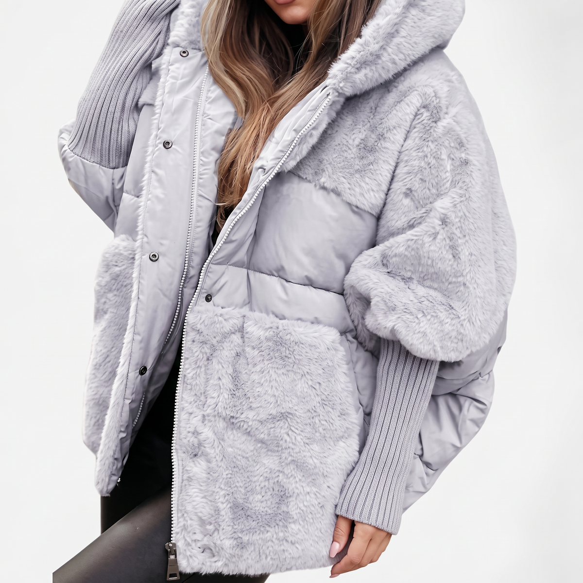 Manteau à capuche en fausse fourrure et empiècements matelassés pour femme