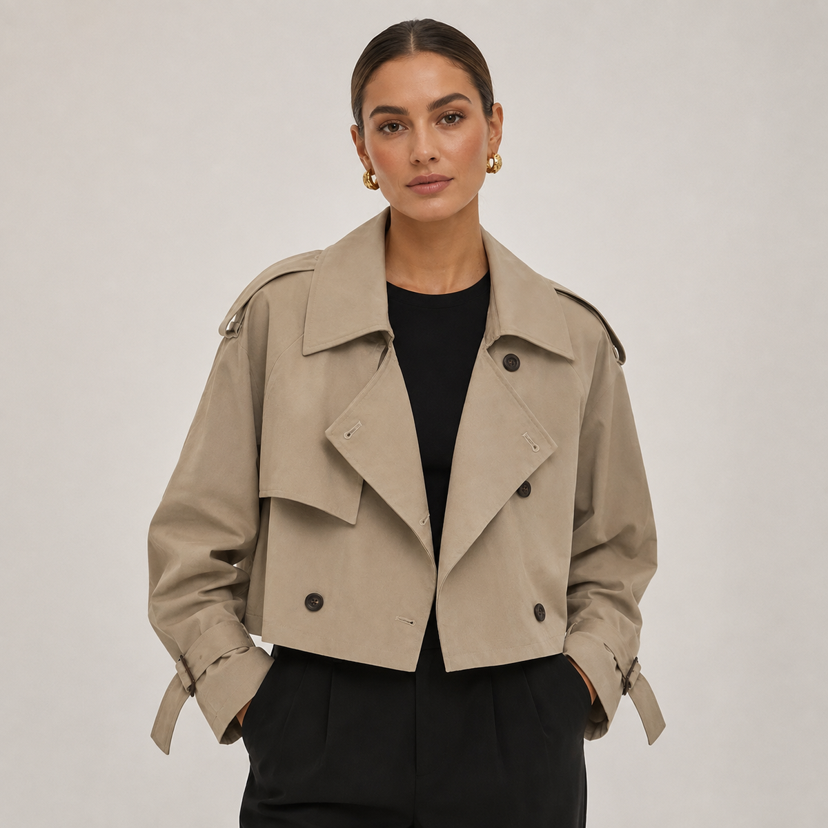 Trench court croisé à larges revers pour femme