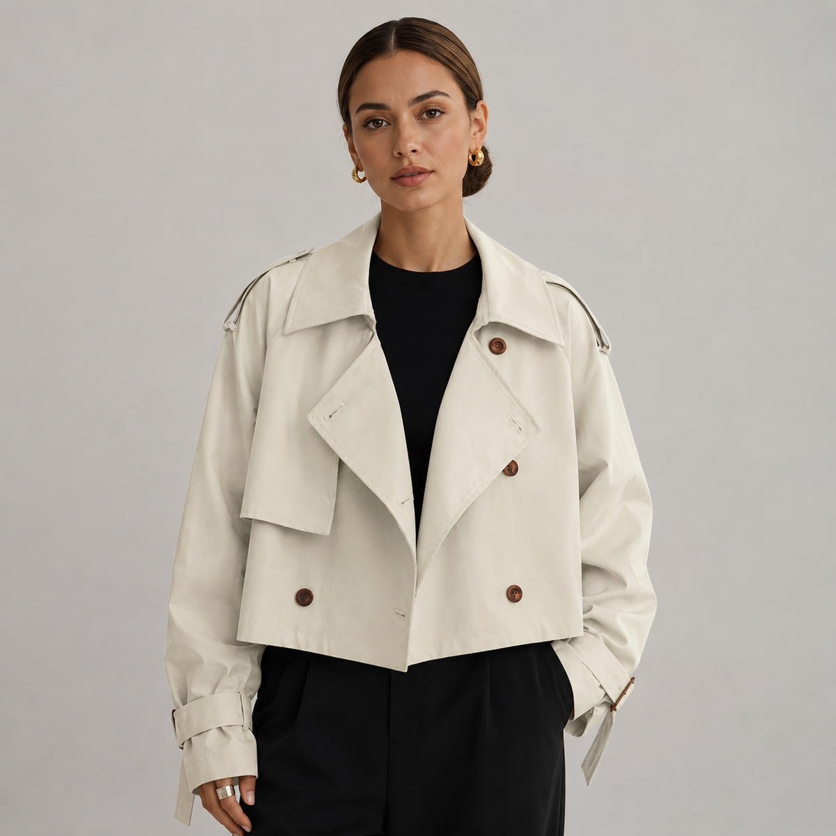 Trench court croisé à larges revers pour femme