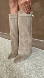 Bottes Hautes Femme En Daim À Talon Compensé Et Boucle Dorée