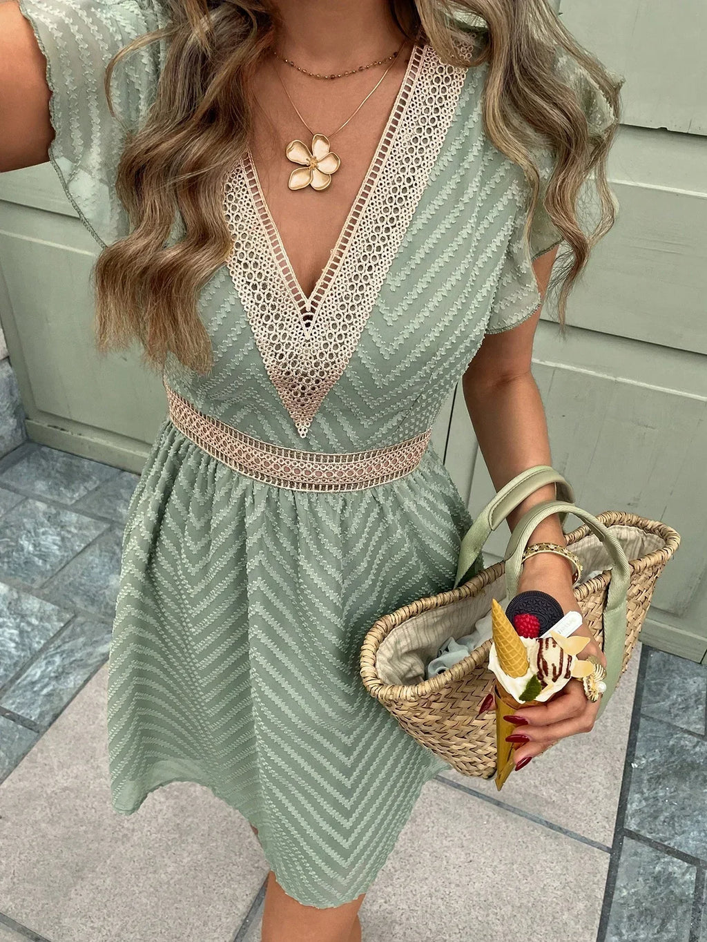 Robe Été Femme Courte À Col V Et Finitions Crochet