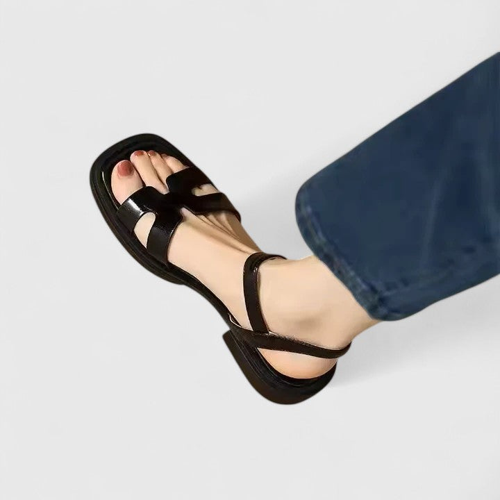 Sandales plates en cuir au design sophistiqué pour femme