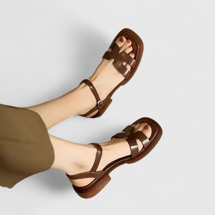 Sandales plates en cuir au design sophistiqué pour femme