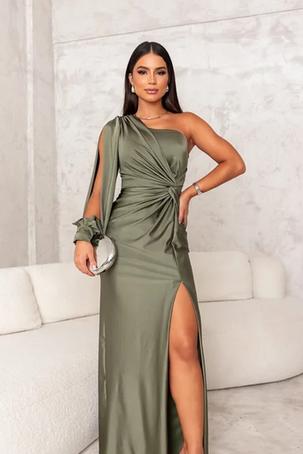 Women's midi dress with defined waist and sleeveless design