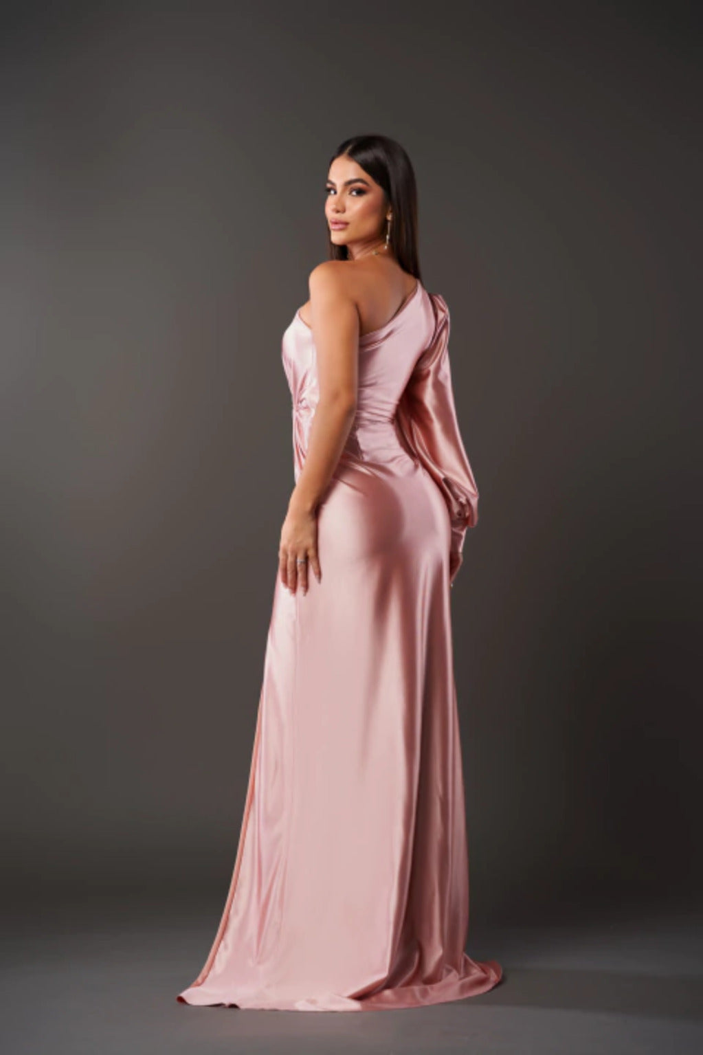 Women's midi dress with defined waist and sleeveless design