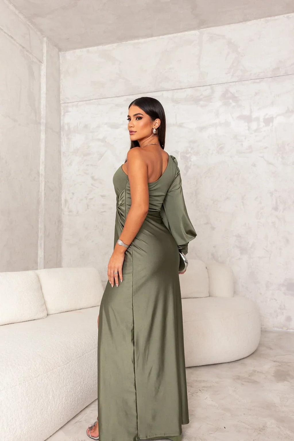 Women's midi dress with defined waist and sleeveless design