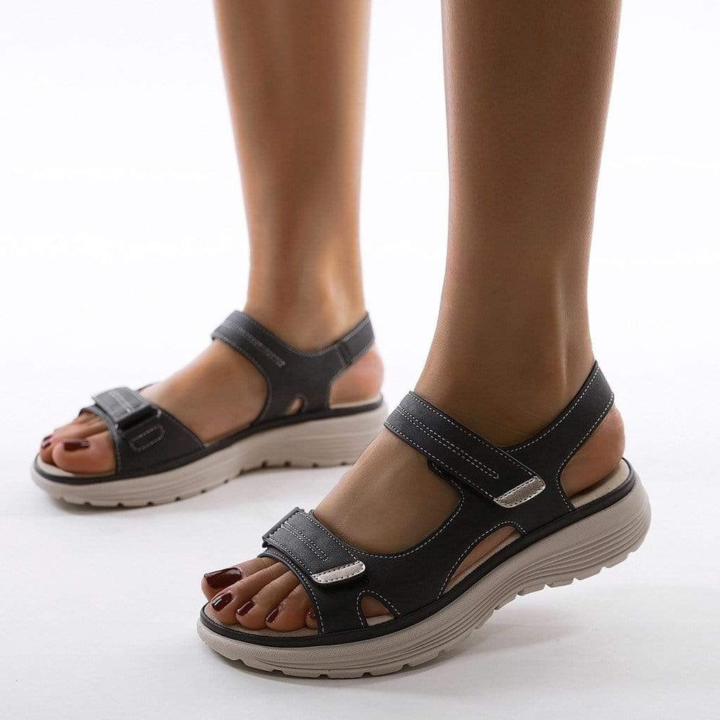 Women's platform sandals with adjustable strap fastening