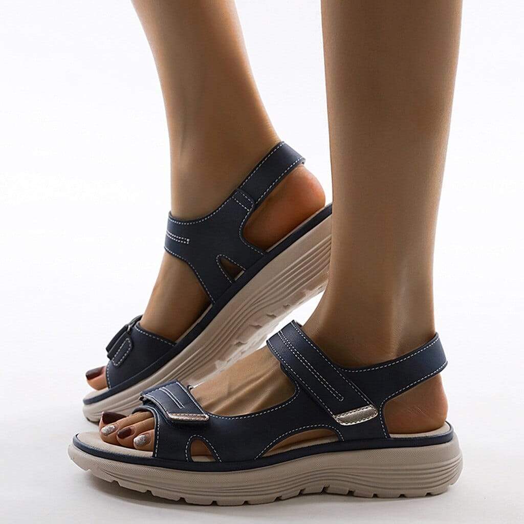 Women's platform sandals with adjustable strap fastening