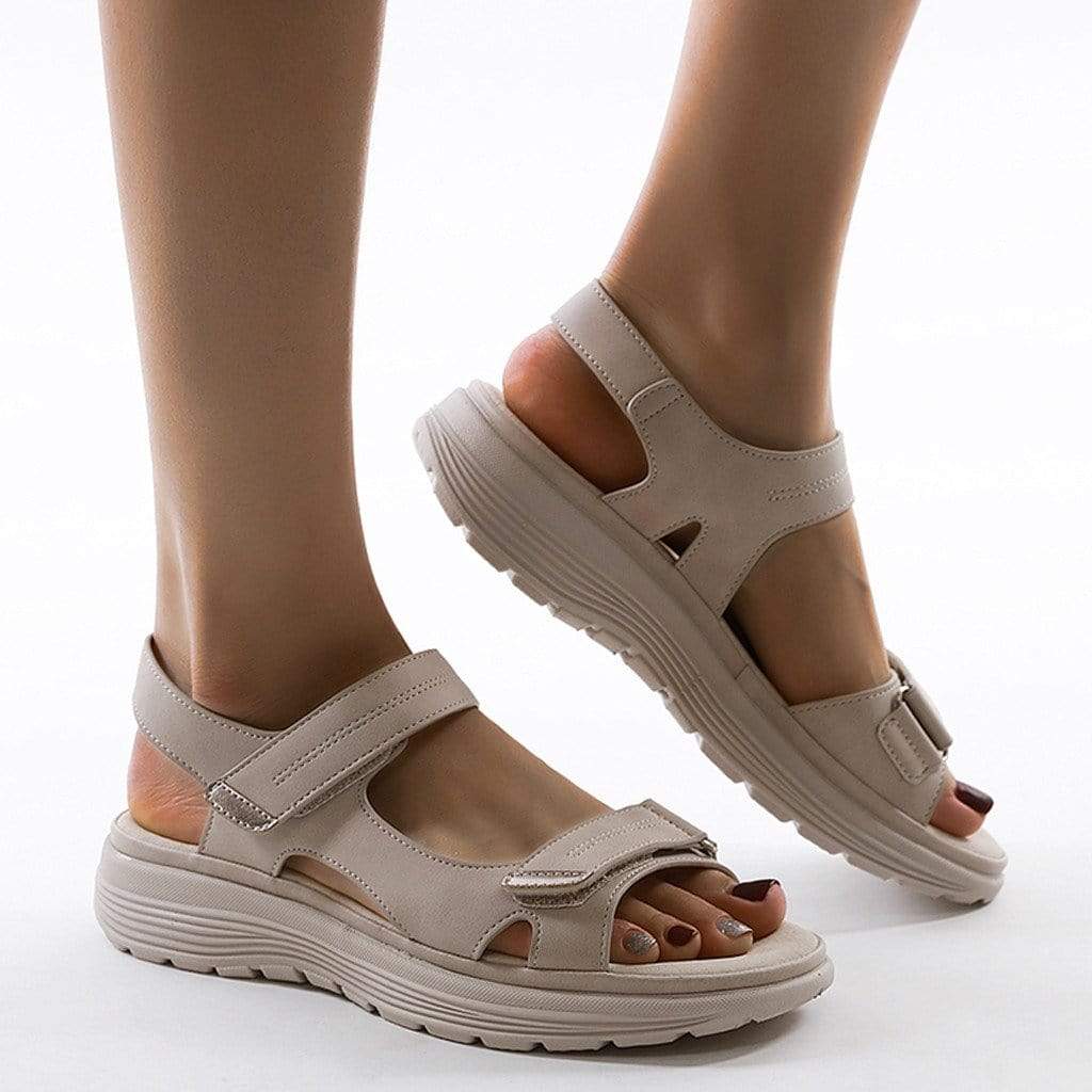 Women's platform sandals with adjustable strap fastening