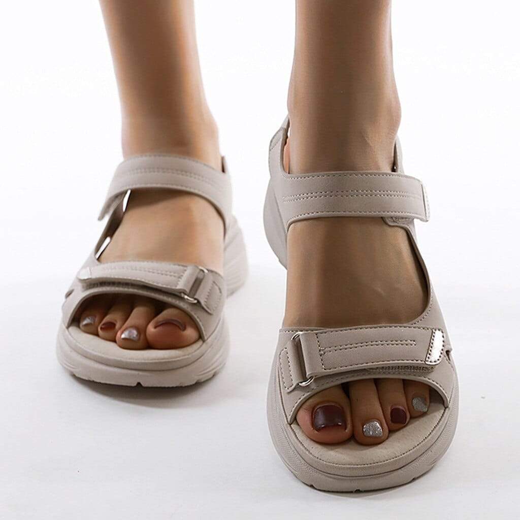 Women's platform sandals with adjustable strap fastening