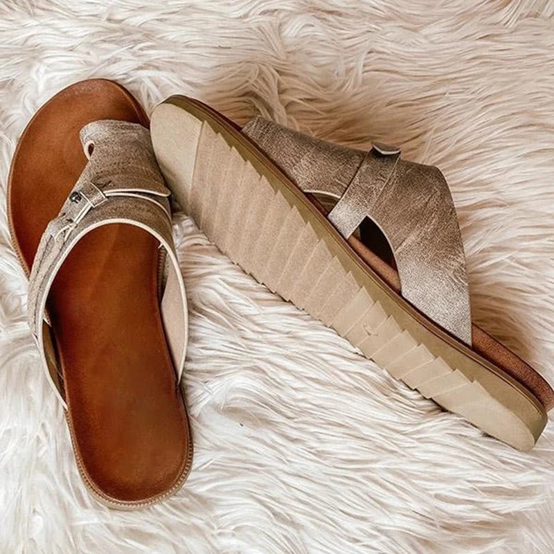Women's sandals with toe loop and adjustable strap
