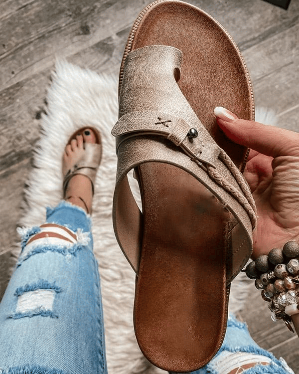 Women's sandals with toe loop and adjustable strap