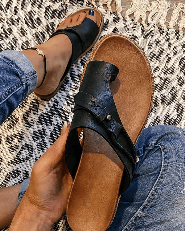 Women's sandals with toe loop and adjustable strap
