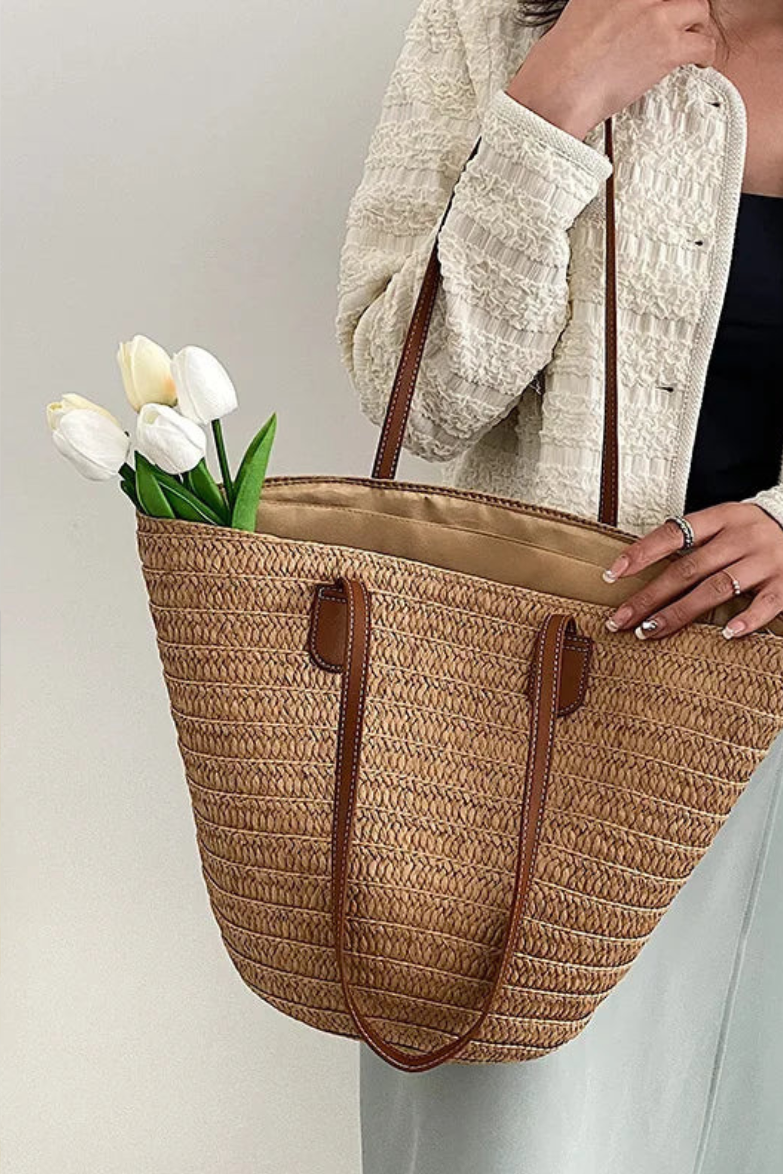 Women's woven straw shoulder bag