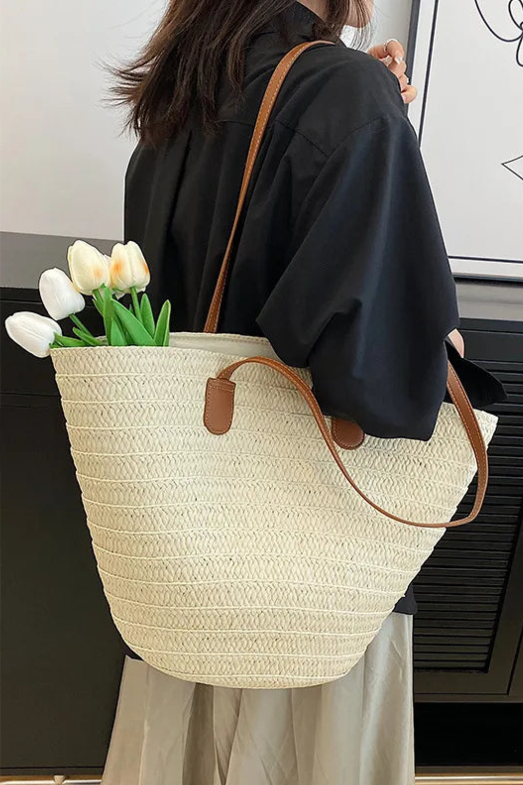 Women's woven straw shoulder bag